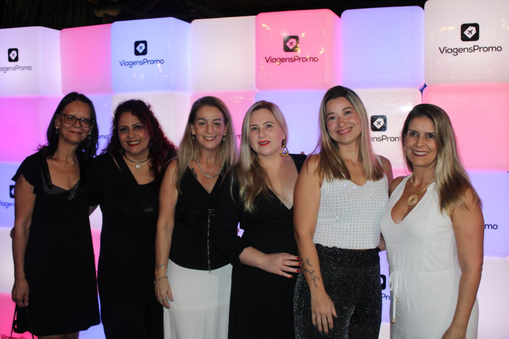 Agentes posaram na entrada do evento