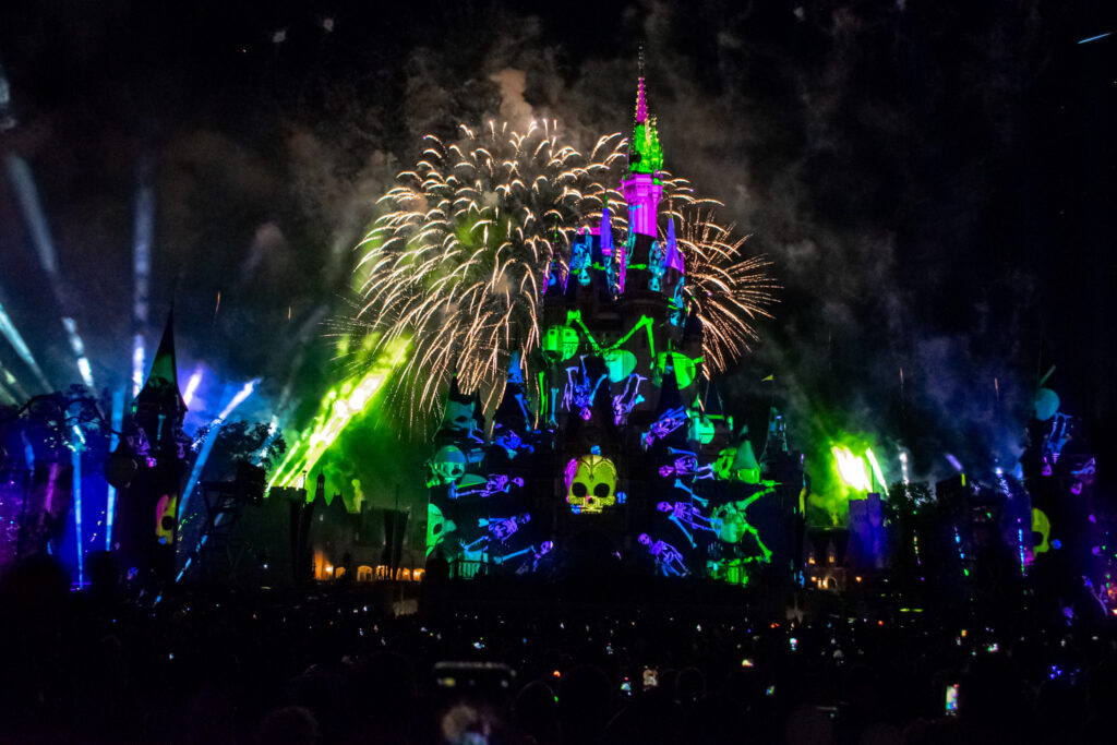 Além do apelo visual, os shows criam uma atmosfera divertida de Halloween por meio da música
