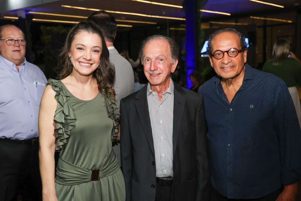 Ana Carolina Rocha, gerente do Hotel Tryp Ribeirão Preto, Antônio Sérgio Ignácio, presidente da Avirrp e César Avero, diretor da Feira da Avirrp