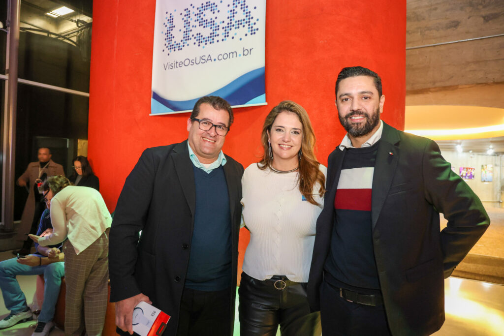 Ana Elisa Facchinato, do Brand USA, entre Roberto Araújo e Gustavo Napoo, da EHTL