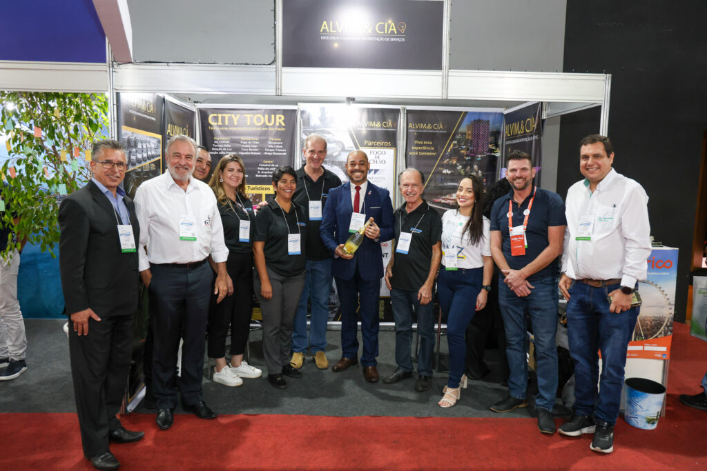 Anderson Alvim com diretoria da Avirrp e convidados