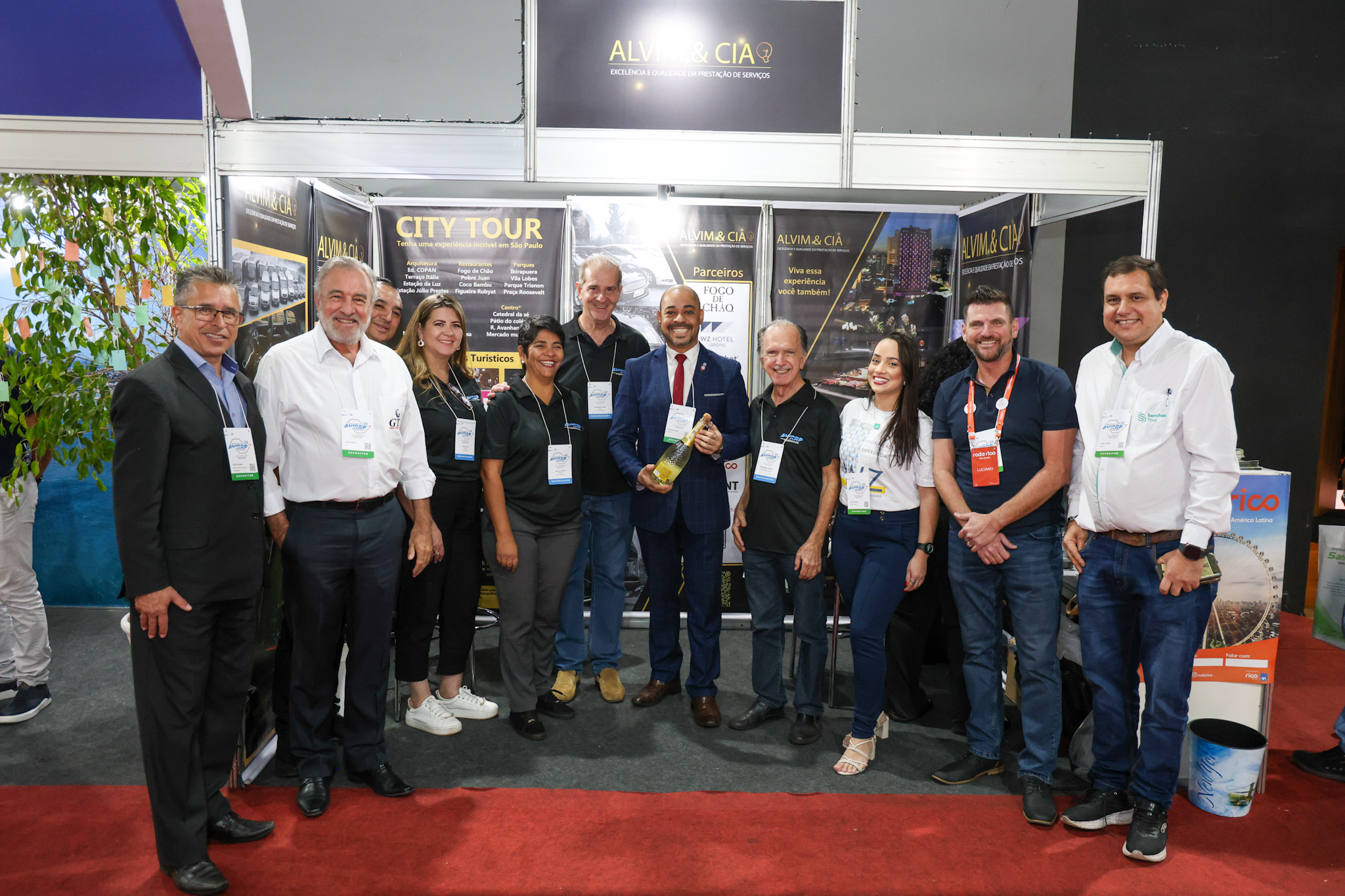 Anderson Alvim com diretoria da Avirrp e convidados