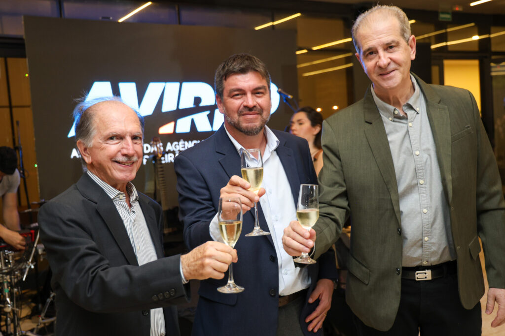 André Silva, secretário de Cultura e Turismo de Ribeirão Preto, entre Antônio Sérgio Ignácio, presidente da Avirrp e Normando Pierini, vice-presidente da Avirrp