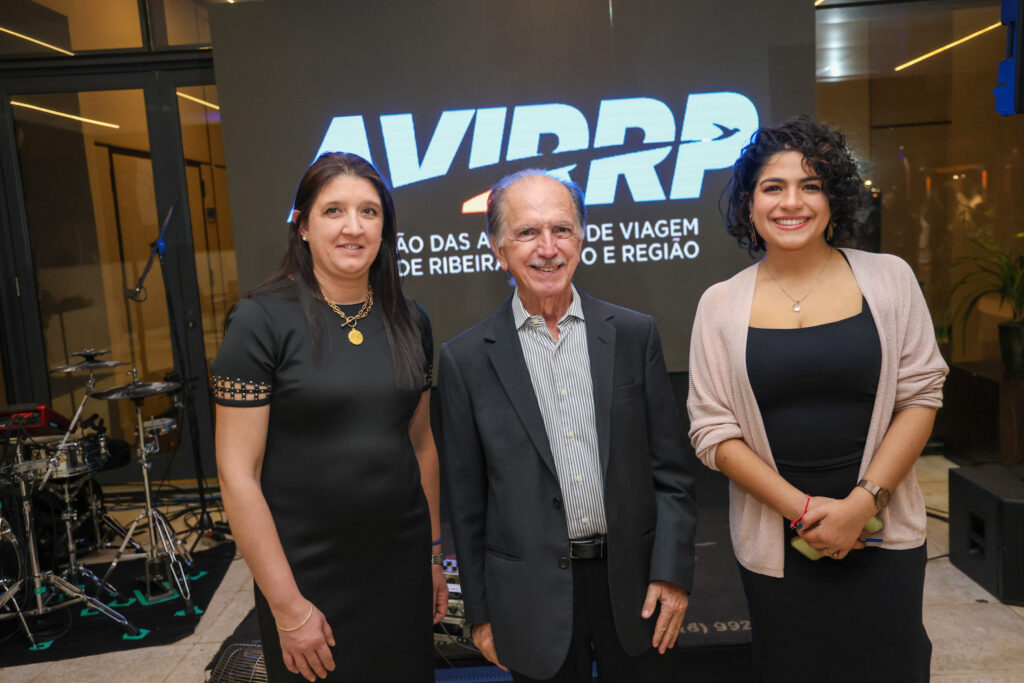 Antônio Sérgio Ignácio, presidente da Avirrp, entre Alejandra Pizzurno, ATEU Associação Vinícolas do Uruguai e Paula Alves, do Ministério do Turismo do Uruguai