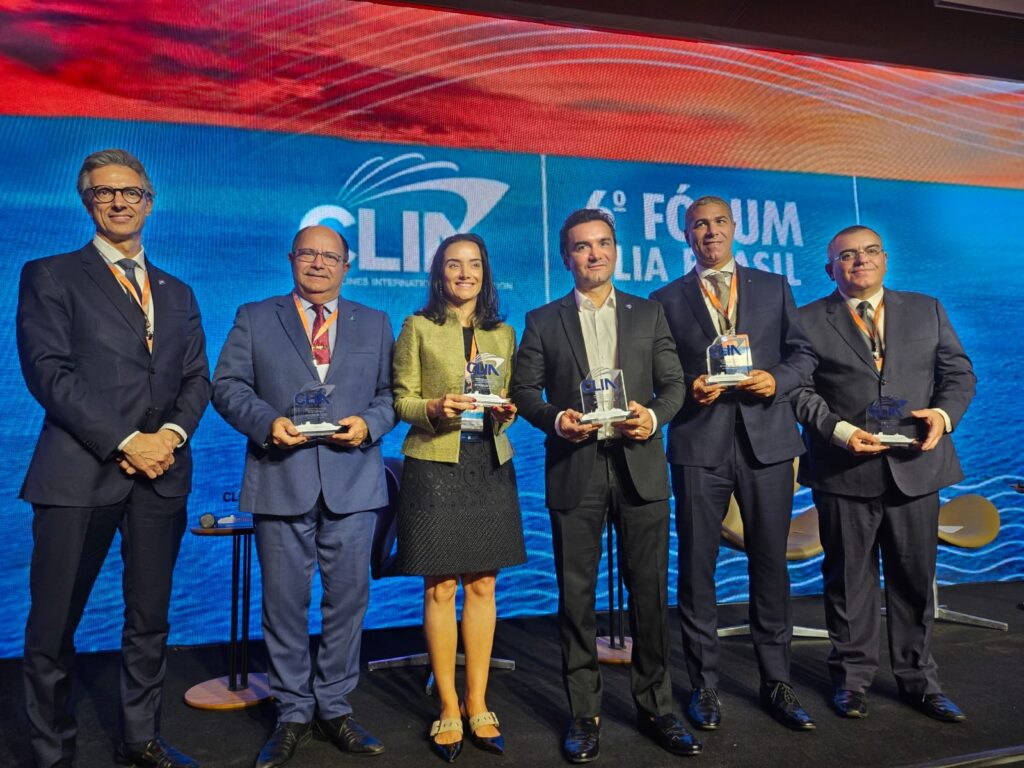 Autridades foram homenageadas com uma placa na cerimônia de abertura