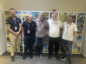 Daniel Tambosi, da Azul Viagens; Vicente Brasil, da Azul Viagens; Domingos Oliveira, da Azul Linhas Aéreas; Michael Barkoczy, idealizador do Festival de Viagens Multimarcas e Ricardo Bezerra, da Azul Viagens