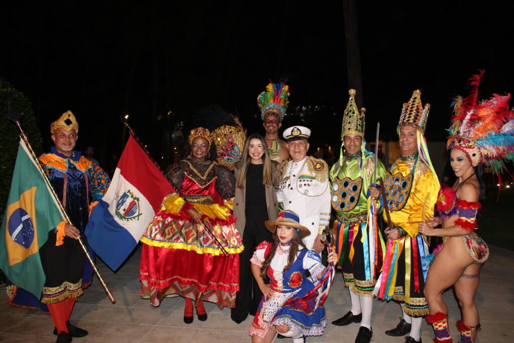 Bárbara Braga e grupos de manifestação artísticas tradicionais do Estado