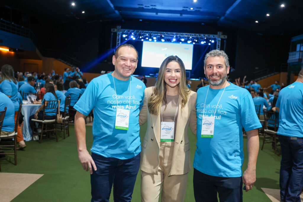 Bárbara Braga, secretária de Turismo de Alagoas, entre Vidente Brasil e Ricardo Bezerra, da Azul Viagens