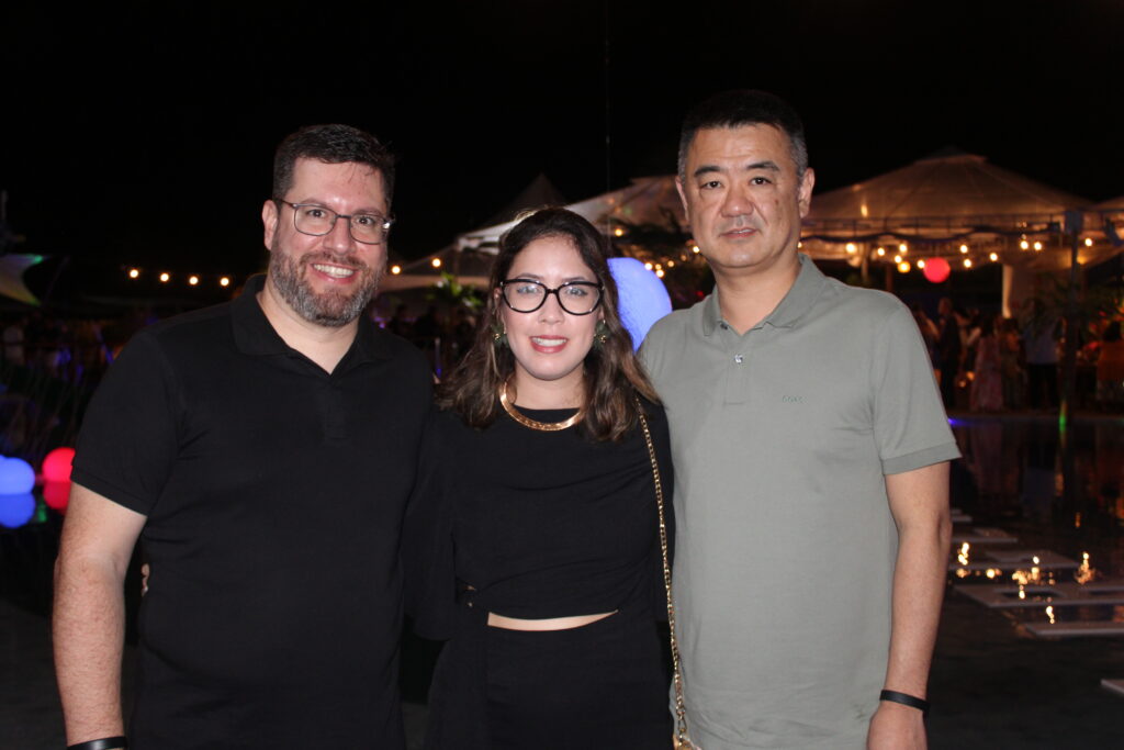 Bianca Fernandes com Renato Alves e Renato Kido, da VP