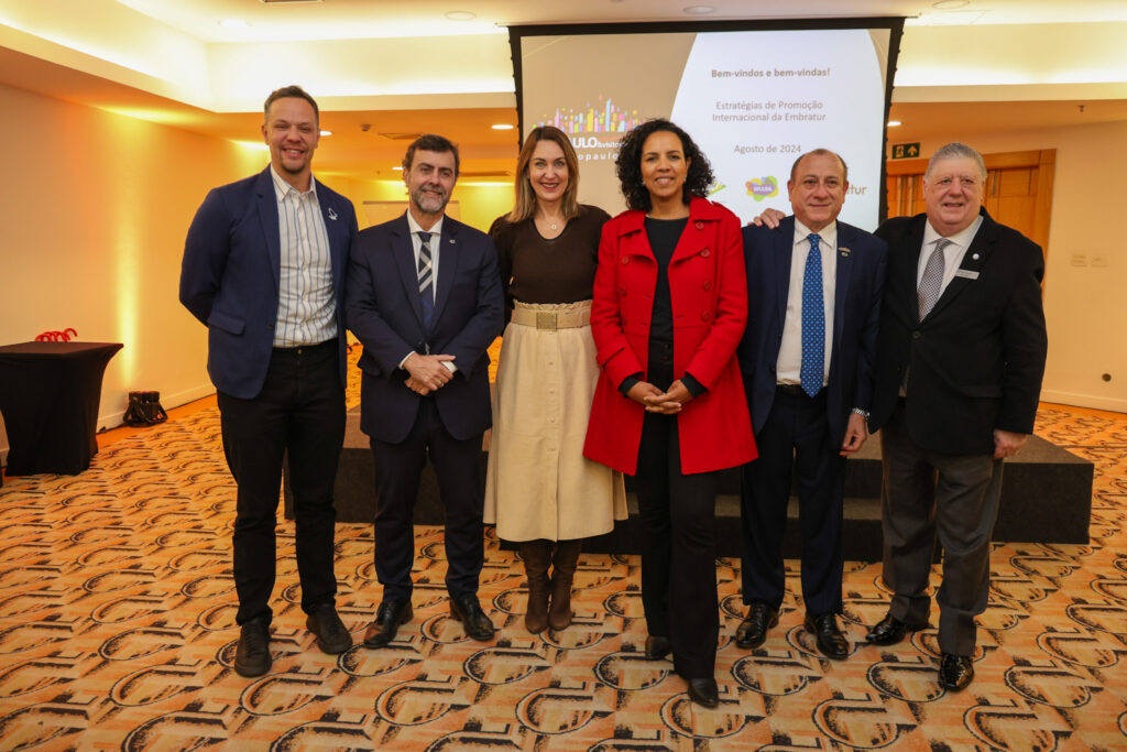 Bruno Reis e Marcelo Freixo, da Embratur, Luciane Leite, da Setur-SP, Jurema Monteiro, da Abear, Toni Sando e Fernando Guinato, diretor geral do Visite São Paulo