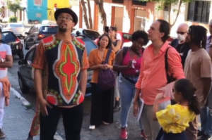Caminhada no Bixiga pelo grupo Negros do Bixiga, um dos roteiros de afroturismo na capital (DivulgaçãoSetur-SP)