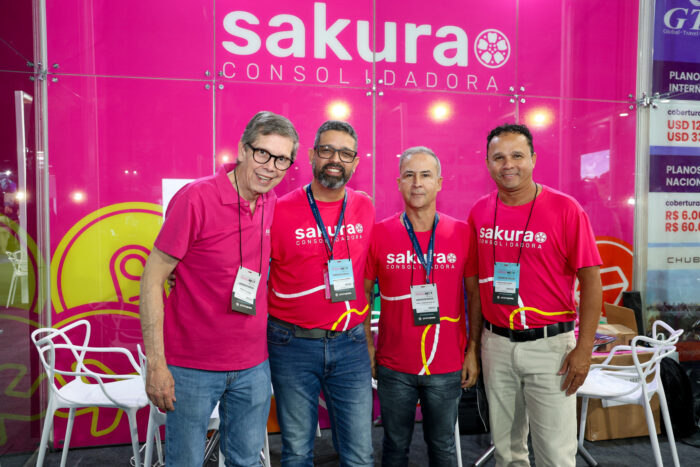 Sakura reforça personalização e compromisso com o mercado na Travel Next Minas 1 Cássio Oliveira, Wesley Andrade, Ivair Pereira e Alexandre Simões, da Sakura Consolidadora