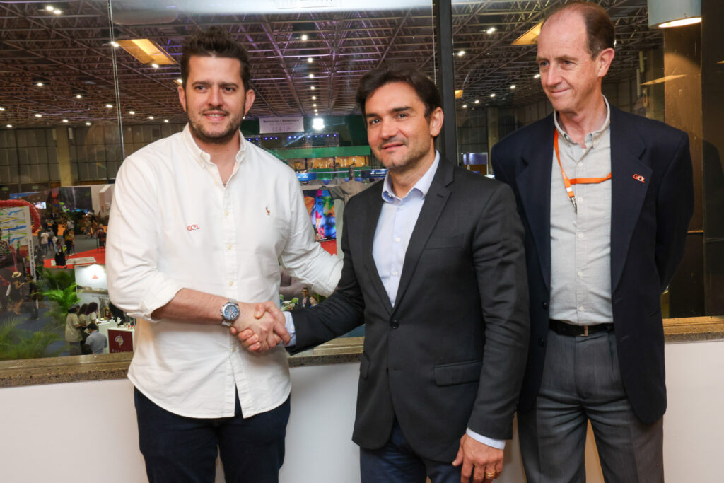 Saiba todos os detalhes sobre o stopover da Gol no Rio de Janeiro 2 Celso Sabino ministro do Turismo entre Felippe Bandeira e Marcos Tognato relacao governamental da Gol Saiba todos os detalhes sobre o stopover da Gol no Rio de Janeiro