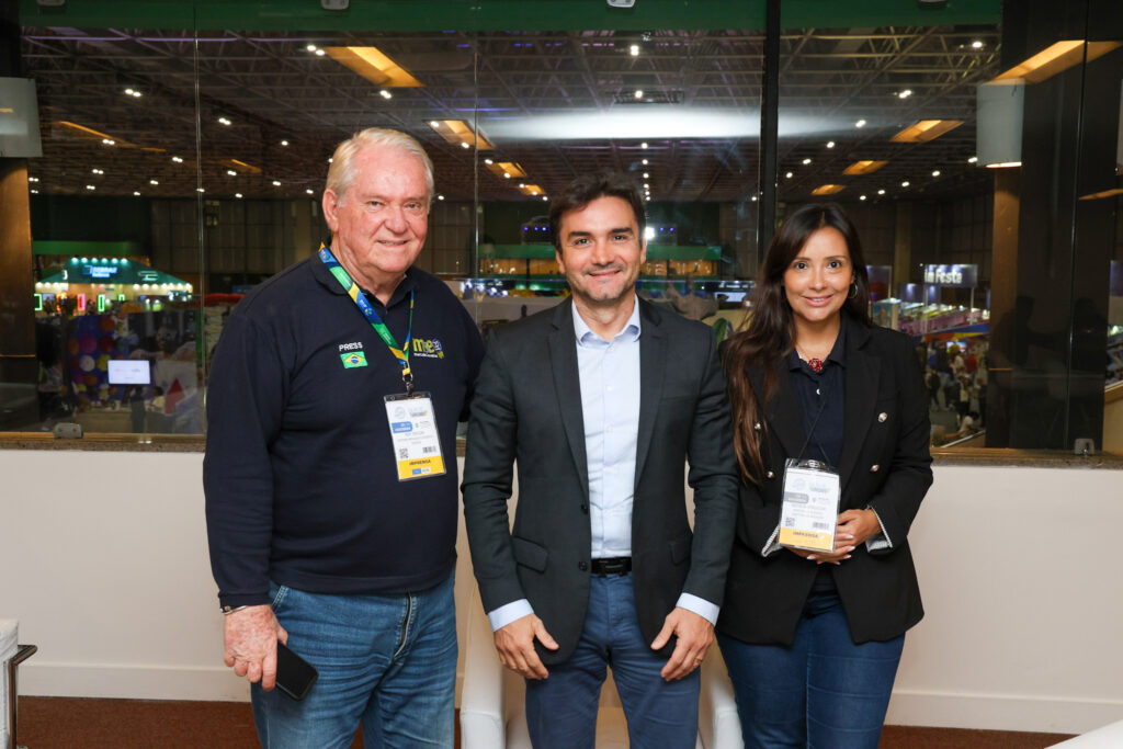 Celso Sabino, ministro do Turismo, entre Roy Taylor e Natália Strucchi, do M&E