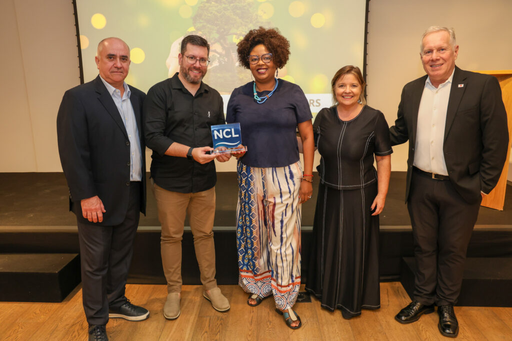 Cláudia Gonçalves e Renato Alves, da ViagensPromo, com João Gonçalves, Estela Farina e André Mercanti, da NCL