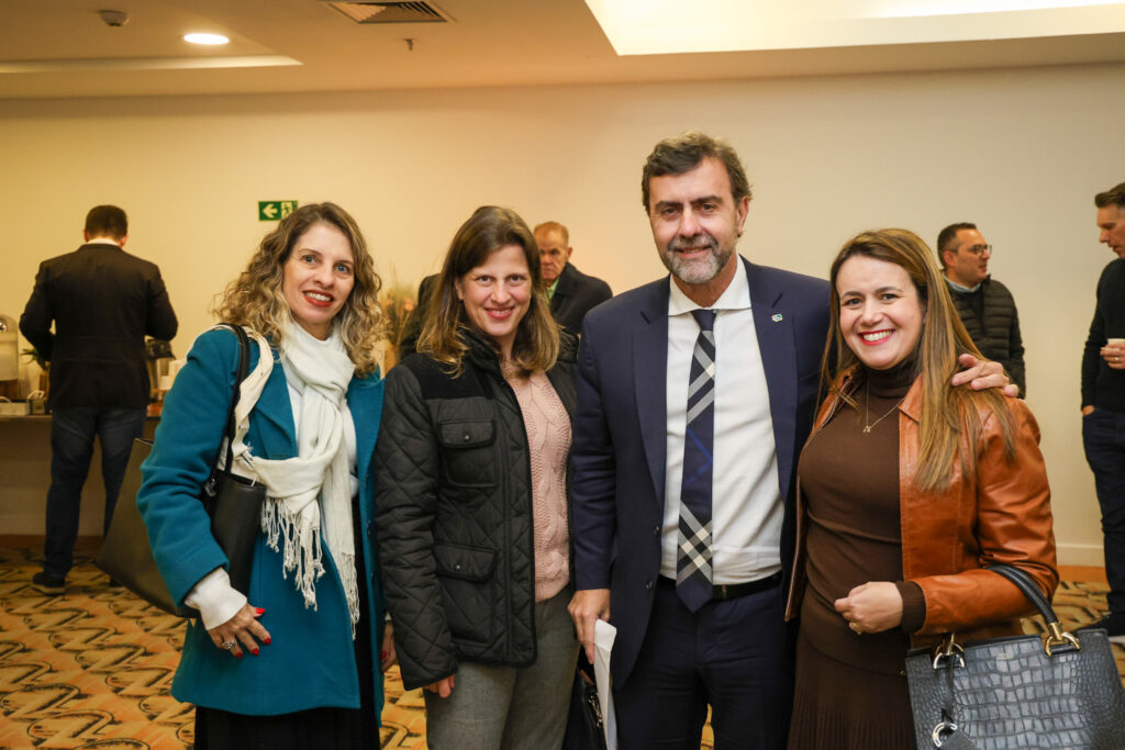 Claudia Trabali, Mariana Alcorta e Juliana Assumpção, da Abav-SP Aviesp, com Marcelo Freixo, presidente da Embratur