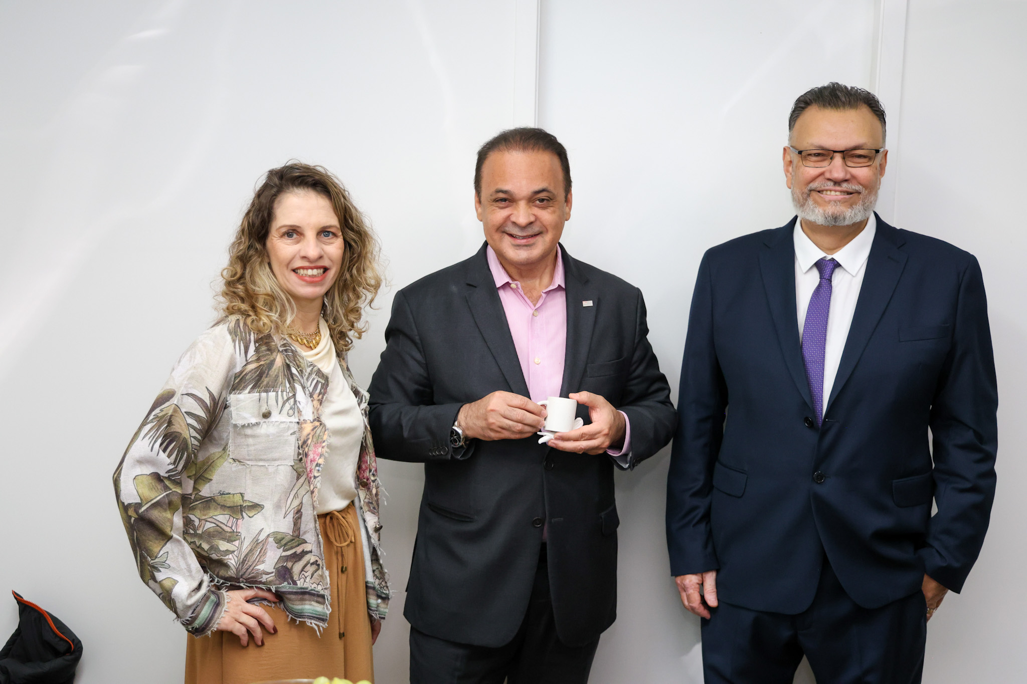 Claudia Traballi, da Abav-SP Aviesp, Roberto de Lucena, secretário de Turismo do Estado de São Paulo e Cláudio Modesto, da Memphis Turismo