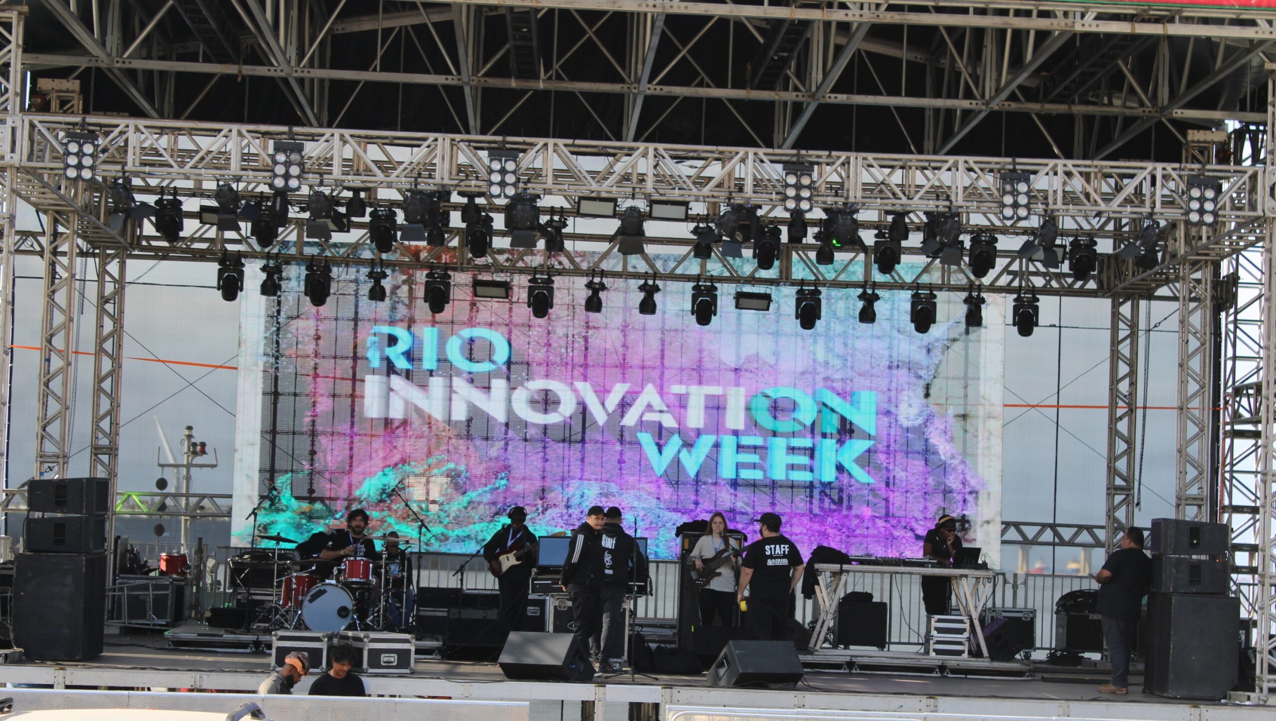 Rio Innovation Week deve movimentar R$2,6 bi em negócios e atrair mais de 150 mil pessoas 1 Comecou a 4a edicao da RIW Foto Rafael TorresME scaled Rio Innovation Week deve movimentar R$2,6 bi em negócios e atrair mais de 150 mil pessoas