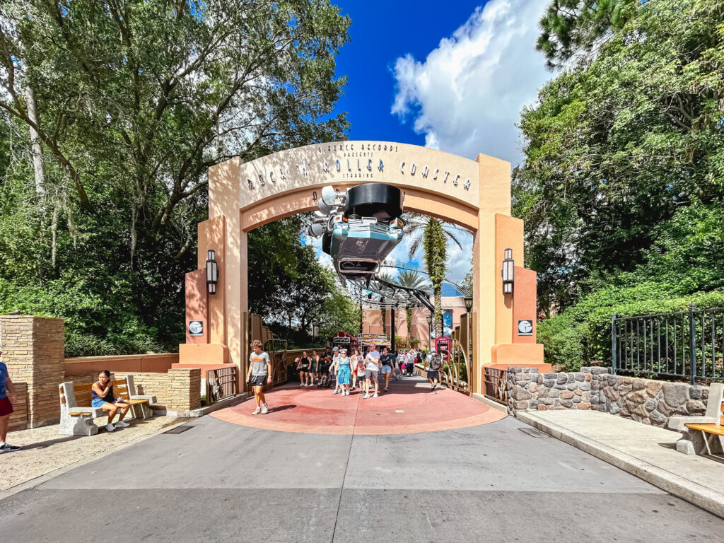 Do Disney Holywood Studios há a Rock 'n' Roller Coaster Starring Aerosmith