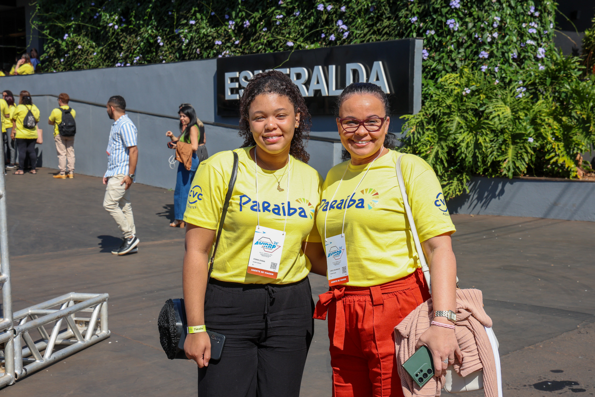 Dyana Rodrigues e Gisele Rodrigues, da GVT Turismo
