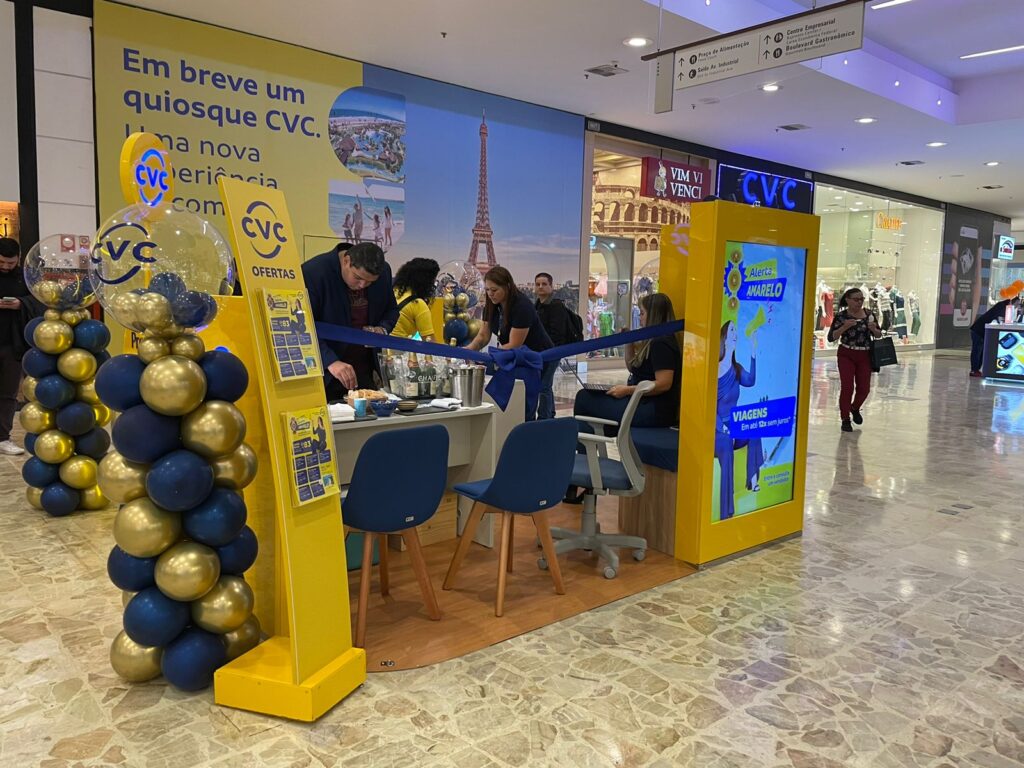 Equipe se prepara para a inauguração oficial do quiosque