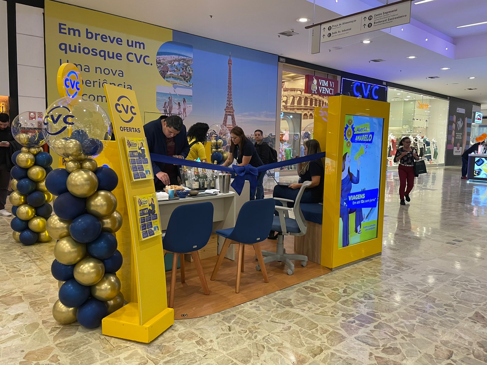 Equipe se prepara para a inauguração oficial do quiosque