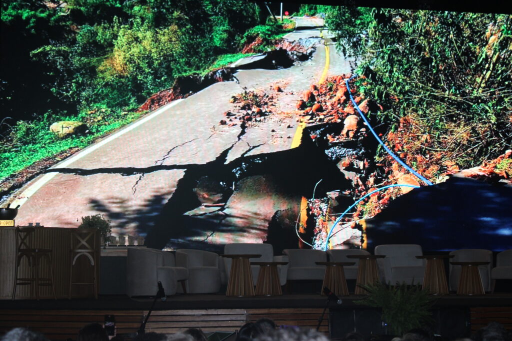 Estradas destruidas em Santa Tereza, pelas chuvas no RS. Município recebeu doação para reconstrução Estradas destruidas em Santa Tereza, pelas chuvas no RS. Município recebeu doação para reconstrução