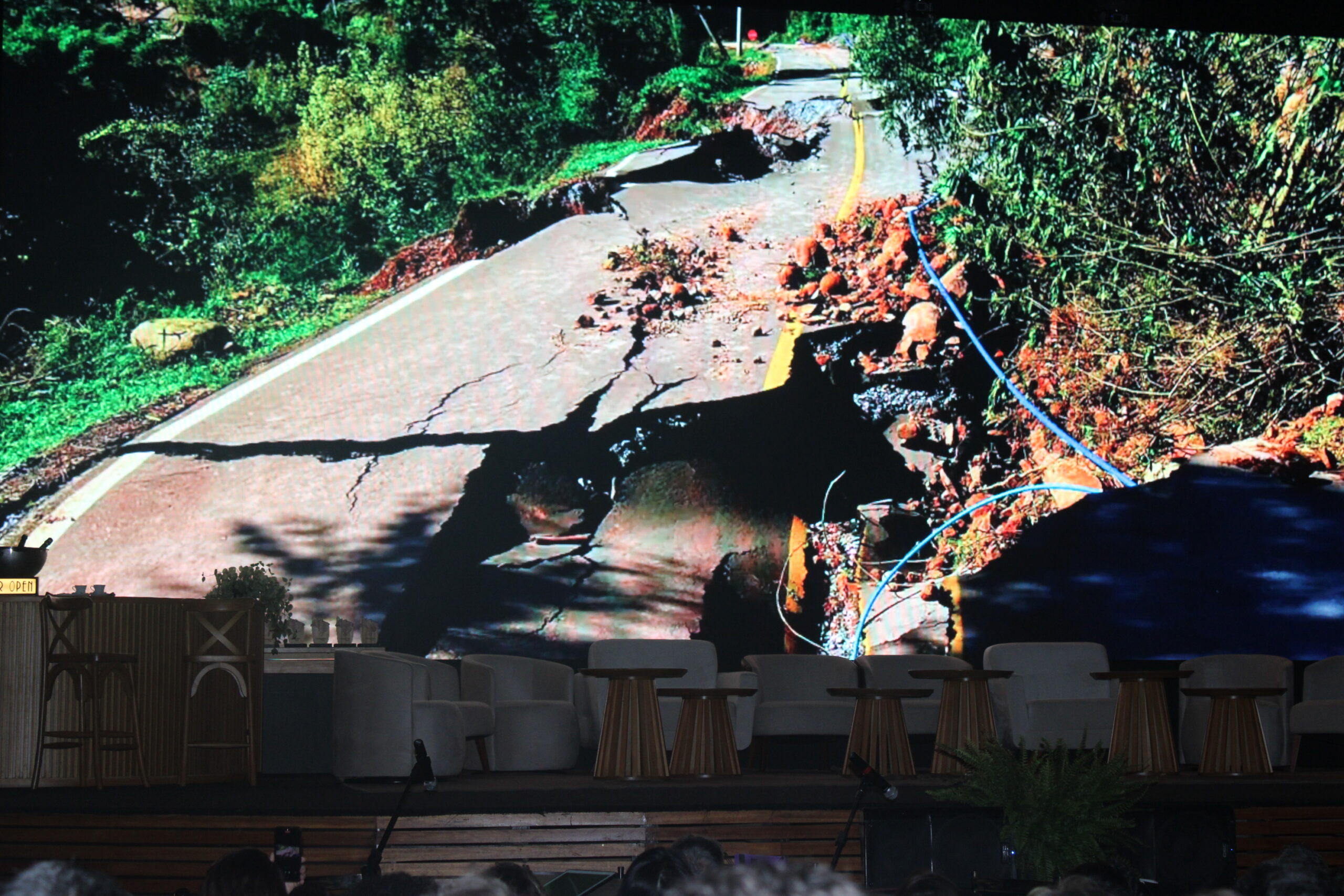 Estradas destruidas em Santa Tereza, pelas chuvas no RS. Município recebeu doação para reconstrução Estradas destruidas em Santa Tereza, pelas chuvas no RS. Município recebeu doação para reconstrução
