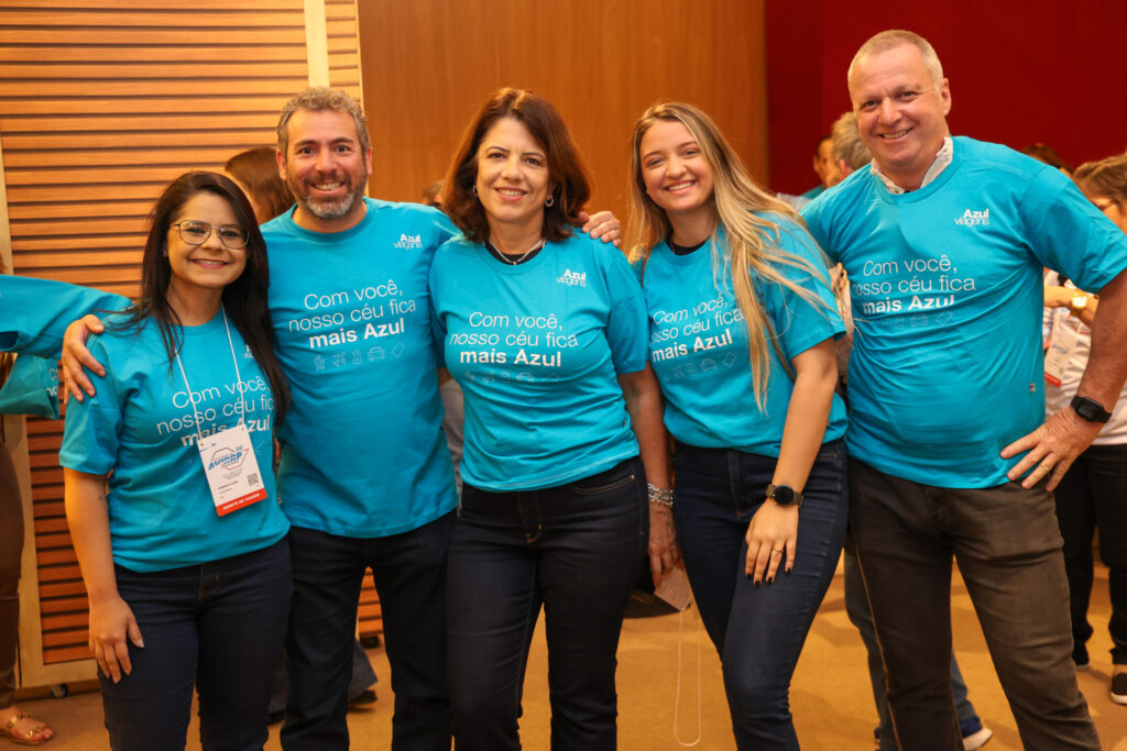 Gabriela Lima, da Delta Turismo, Ricardo Bezerra, gerente Comercial da Azul Viagens, Gisele Fernandes, Suellen Lodi e Helder Cherman, do Clube Turismo