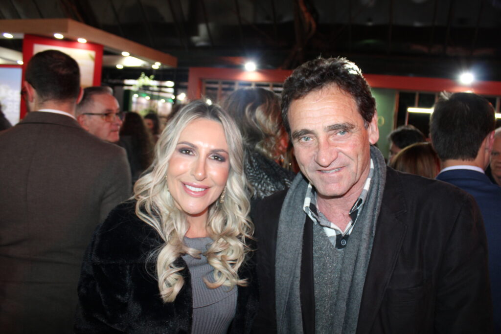 Gisele Caumo, prefeita de Santa Tereza, e Milton Zuanazzi, diretor de Projetos, no Ministério da Reconstrução Gisele Caumo, prefeita de Santa Tereza, e Milton Zuanazzi, diretor de Projetos, no Ministério da Reconstrução