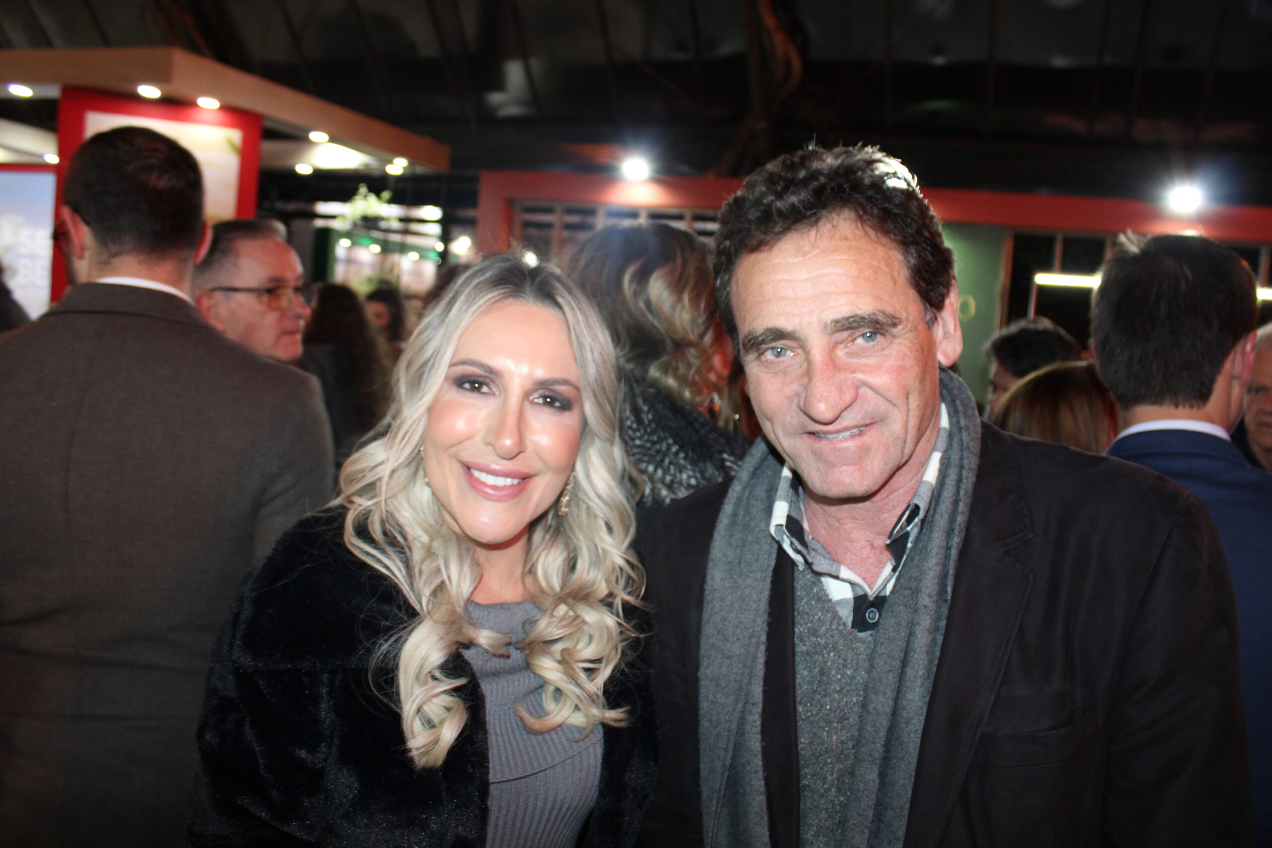 Gisele Caumo, prefeita de Santa Tereza, e Milton Zuanazzi, diretor de Projetos, no Ministério da Reconstrução Gisele Caumo, prefeita de Santa Tereza, e Milton Zuanazzi, diretor de Projetos, no Ministério da Reconstrução