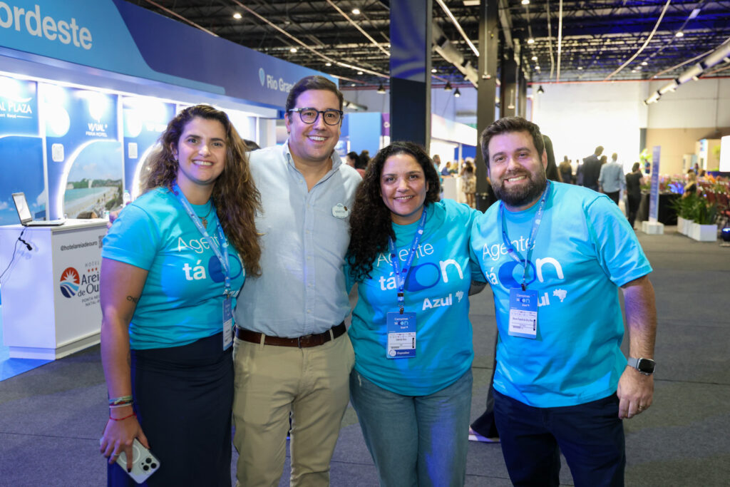 Giulliana Mesquita da Azul Viagens, Martim Diniz da Universal, Gabriela Doss e Dirceu Neto da Azul Viagens