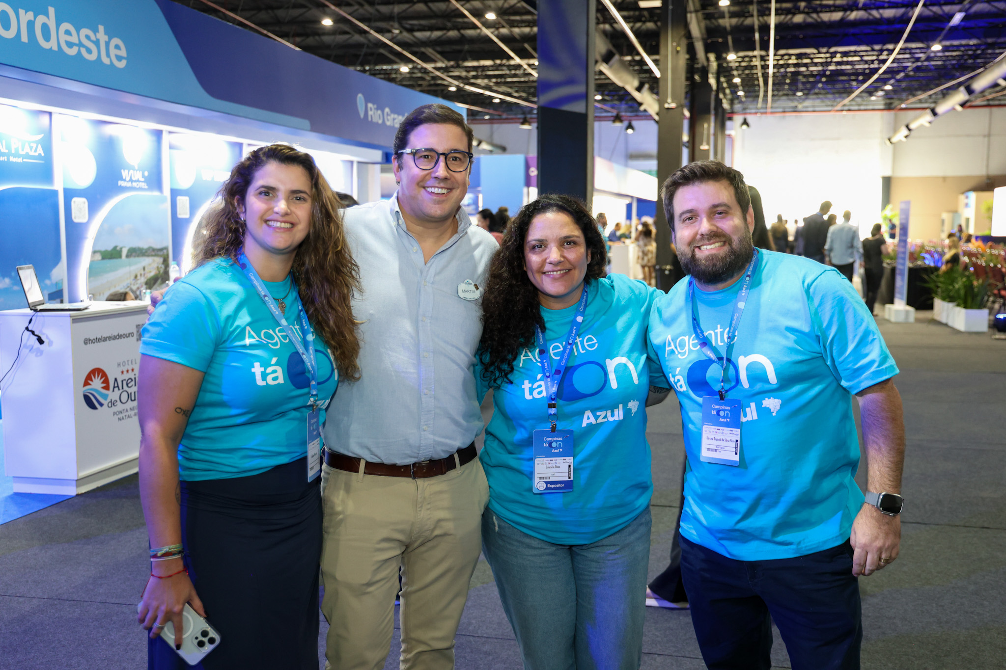 Giulliana Mesquita da Azul Viagens, Martim Diniz da Universal, Gabriela Doss e Dirceu Neto da Azul Viagens