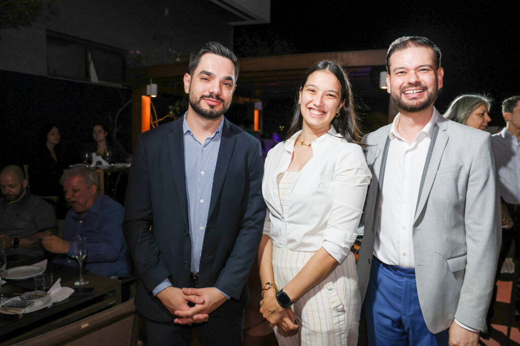 Gustavo Bueno, da prefeitura de Ribeirão Preto, Letícia Agostinho, assessora de imprensa, e Alessandro Hirata, candidato a vice-prefeito de Ribeirão Preto