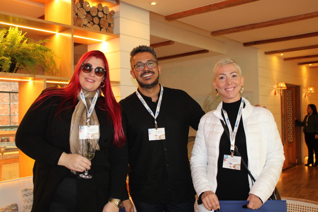 Marinho Carijjo, da Tutto Viagens e Turismo, entre Josiane Popolin e Daniela Neves, da Novva Special Travel Marinho Carijjo, da Tutto Viagens e Turismo, entre Josiane Popolin e Daniela Neves, da Novva Special Travel