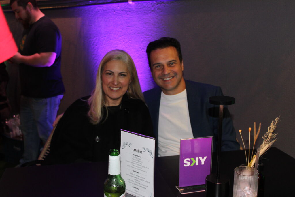 Patricia figueiredo, gerente de marketing da Sky Team, e André Sanajoti, diretor comercial da Consolidadora Confiança 