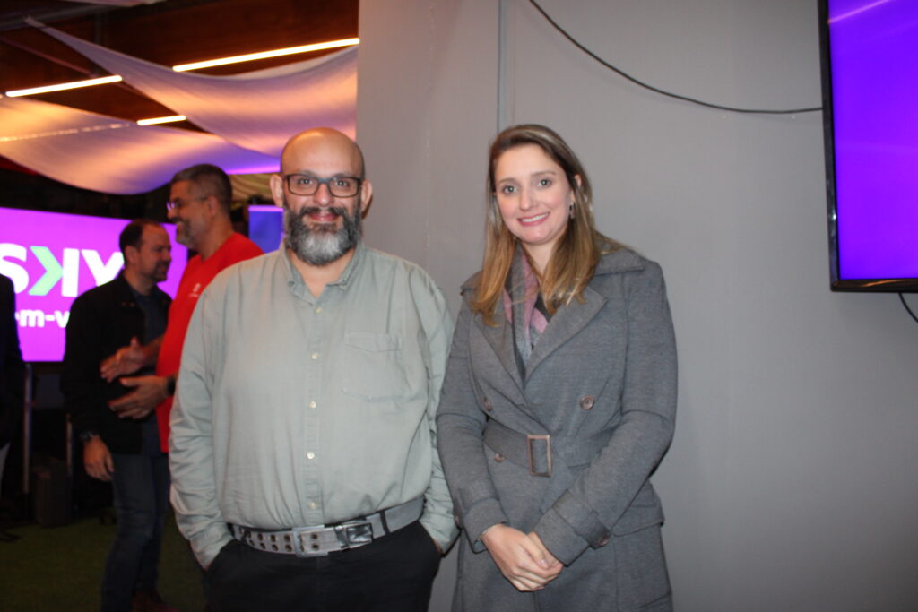 Renata Santinon, da Decolar, e Adriano Faria, da Agaxtur