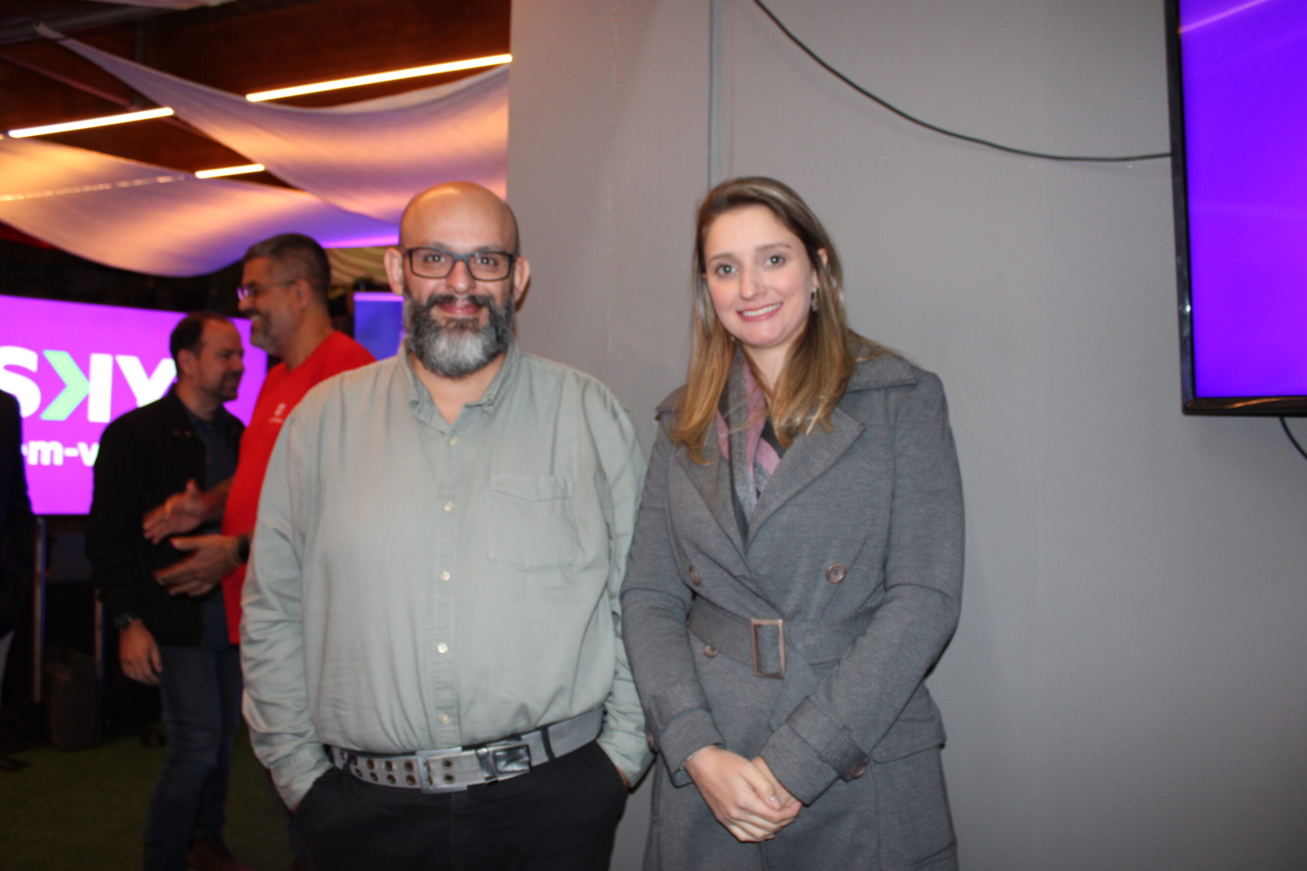 Renata Santinon, da Decolar, e Adriano Faria, da Agaxtur Renata Santinon, da Decolar, e Adriano Faria, da Agaxtur