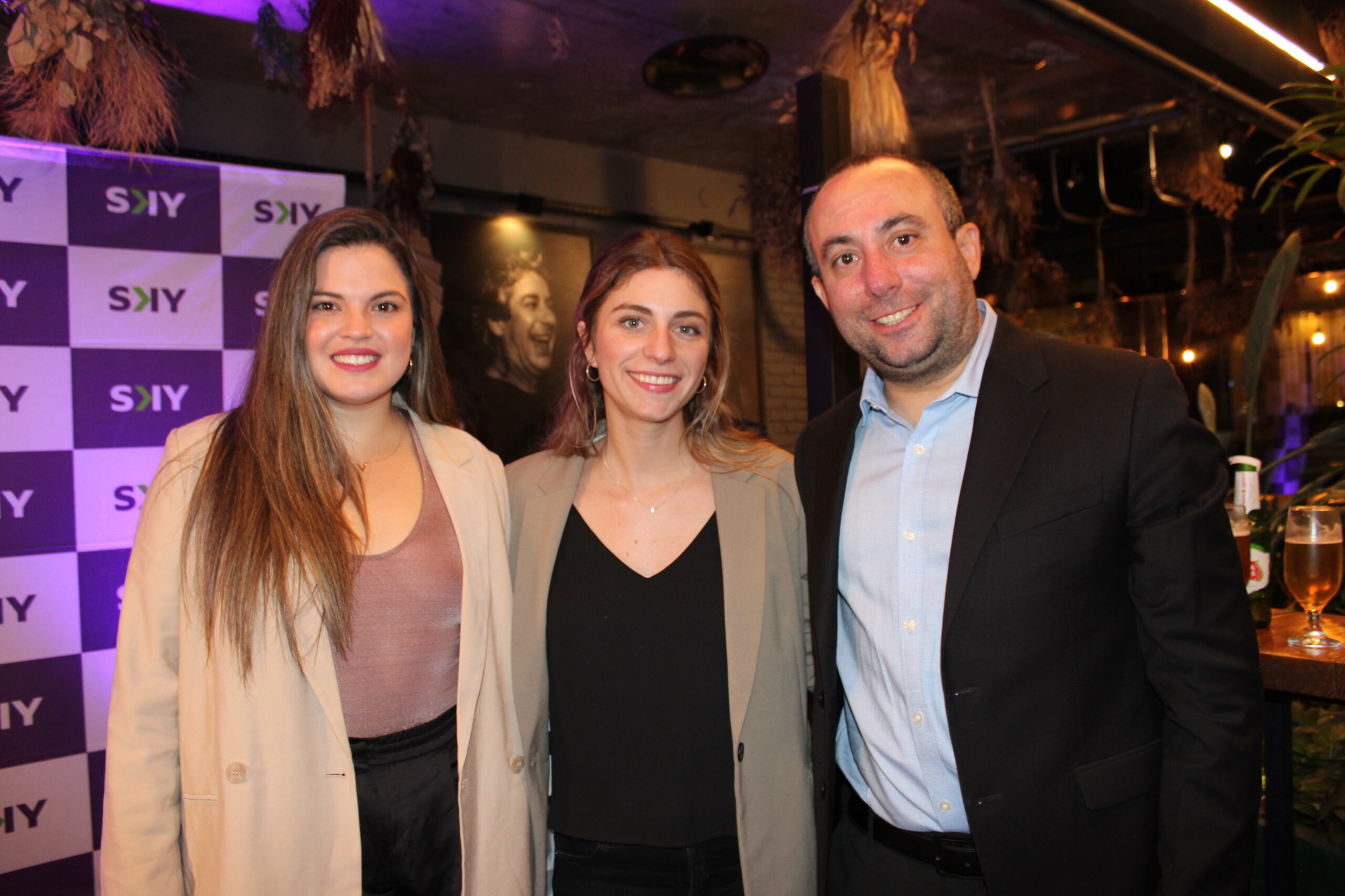 SKY prevê voos diretos do Brasil para os EUA e duplicação da frota até 2030 1 Vania Cáceres, subgerente de negócios internacionais, Ivana Marco, analista senior de produto e estratégia, e Nicolás Di Maio, chefe de negócios internacionais, representantes do time SKY (Manuela Miniguini/M&E)