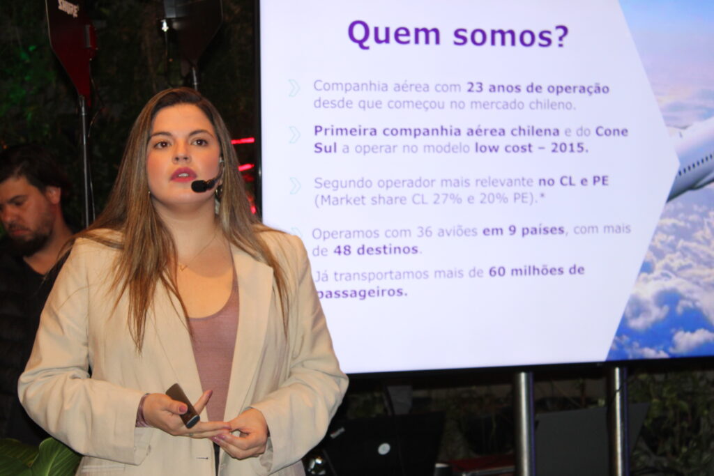 Vania Cáceres durante apresentação das novidades da companhia
