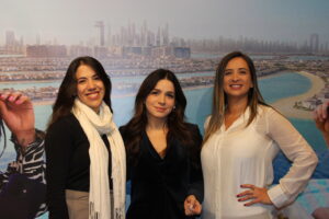 Sabrina Petraglia, da Rede Globo, entre Larissa Di Donato e Cibele Moulin, representantes do destino Dubai (Manuela Miniguini/M&E)