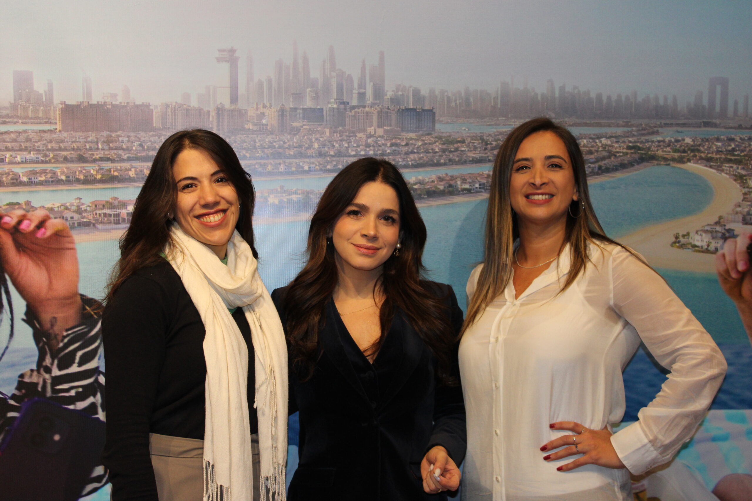 Sabrina Petraglia, da Rede Globo, entre Larissa Di Donato e Cibele Moulin, representantes do destino Dubai 