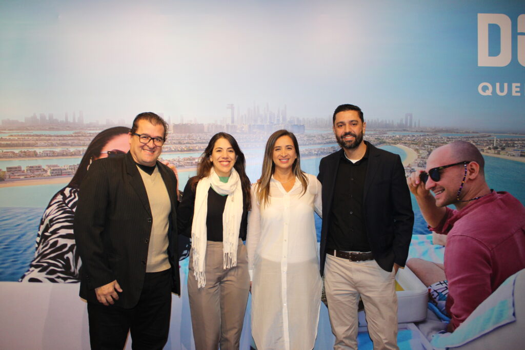 Representantes Larissa e Cibele entre Roberto Araújo e Gustavo Nappo, da EHTL