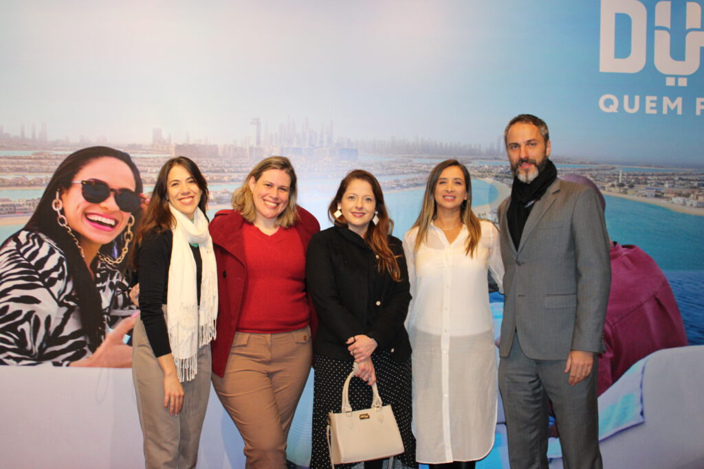 Larissa Di Donato, representande do trade DET, Cibele Moulin, diretora de operações internacionais da DET entre Rafaella Delavale, Paula Araújo e Ricardo Valerin da Orinter Tur & Travel