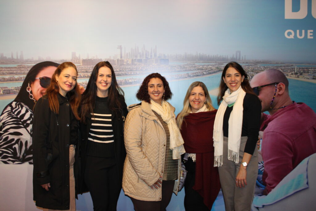 Elisangela Silva, do Viaje na Magia, Daniela Santos, da Emirates, Jussara Beraldes, da Innovati Travel, Samantha Perrucci, da Blessing Travel, e Larissa Di Donato, representante de trade DET no Brasil