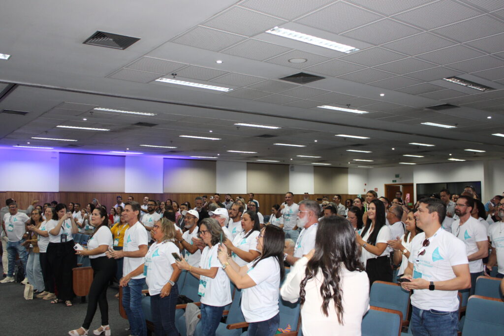 Início das palestras teve muita movimentação entre palestrantes e plateia
