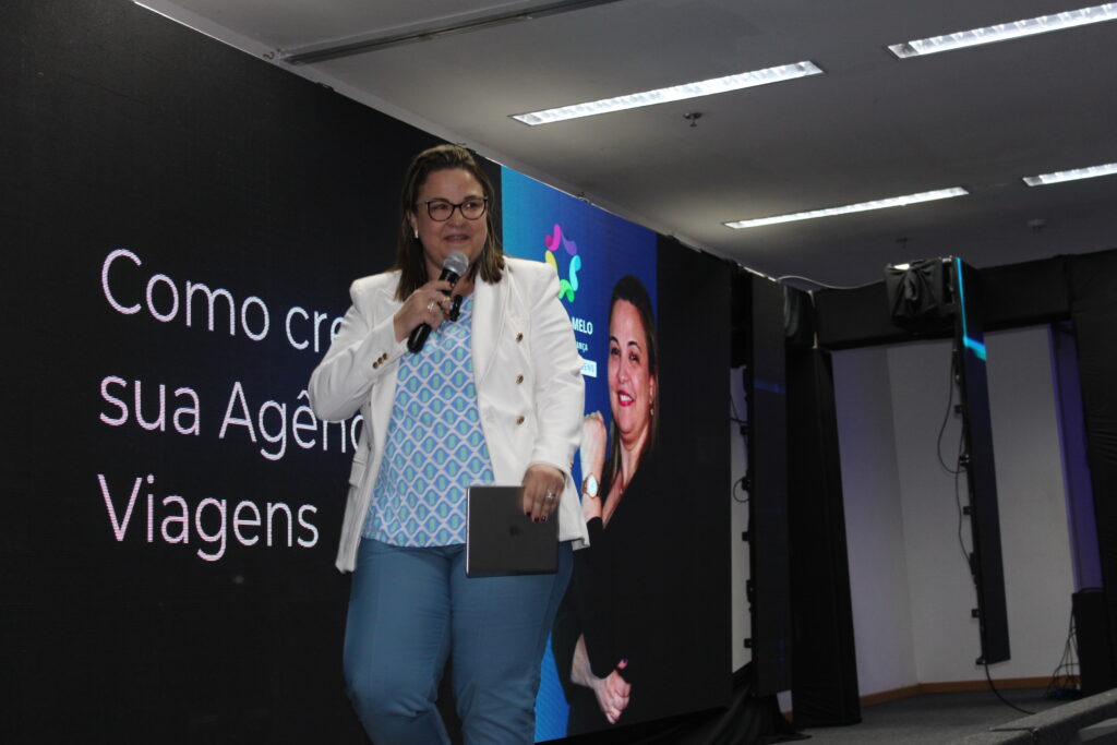 Poliana Mello, CEO da Centraltur Viagens, durante palestra