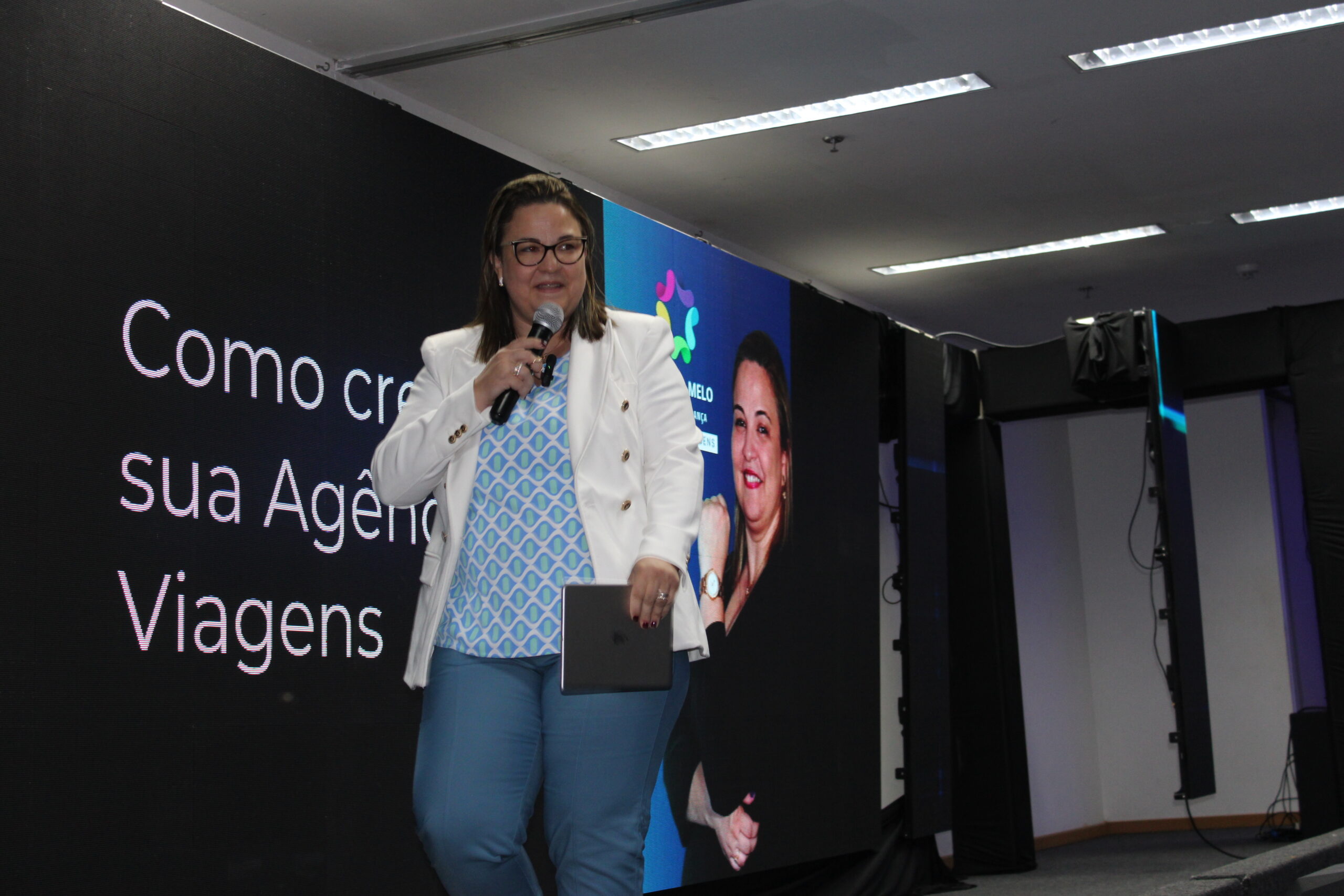 Poliana Mello, CEO da Centraltur Viagens, durante palestra