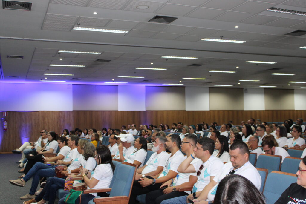 Agentes assistindo à primeira palestra
