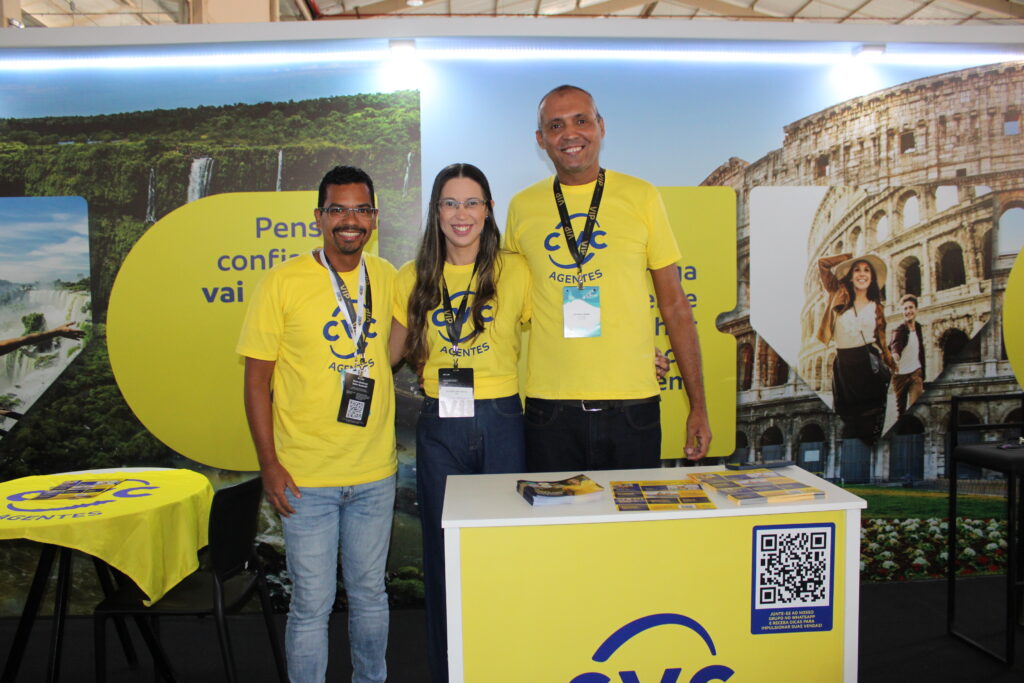 Igor Santos, Jaqueline Neves e Adriano Pedral, da CVC Brasil